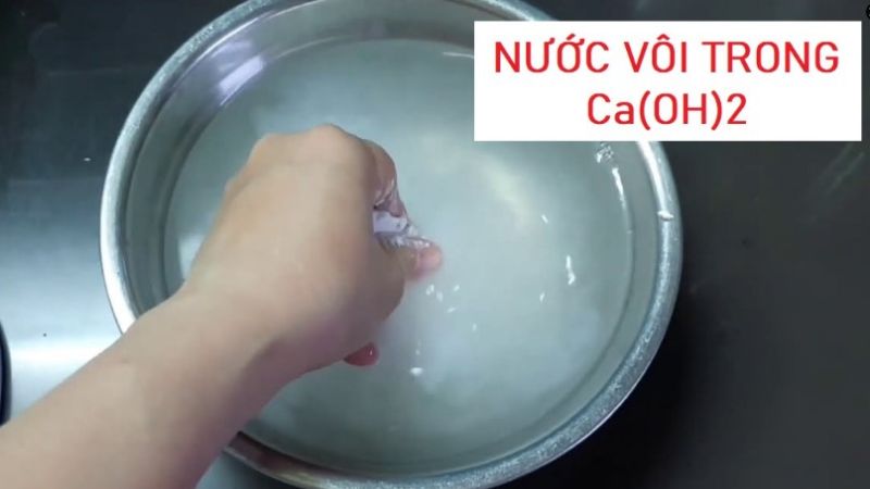 Nước vôi trong Ca(OH)2 là một chất hóa học